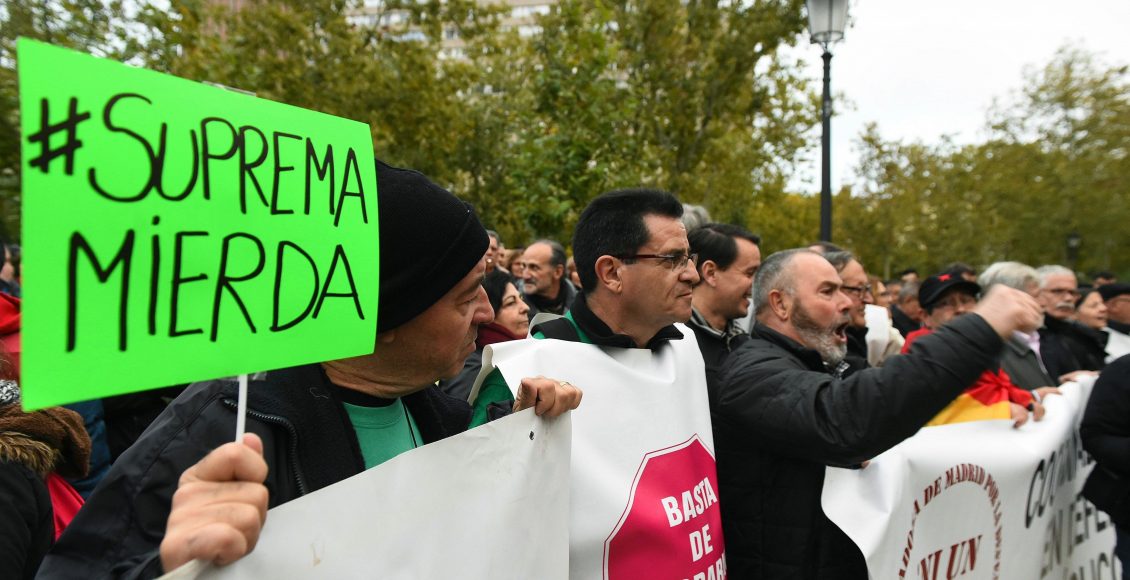 Unas 2.000 personas se han concentrado hoy ante la sede del Tribunal Supremo en Madrid para protestar contra la sentencia que establece que los hipotecados paguen el impuesto de actos jurídicos documentados, una decisión contra la que se han celebrado actos en otras muchas ciudades de España.