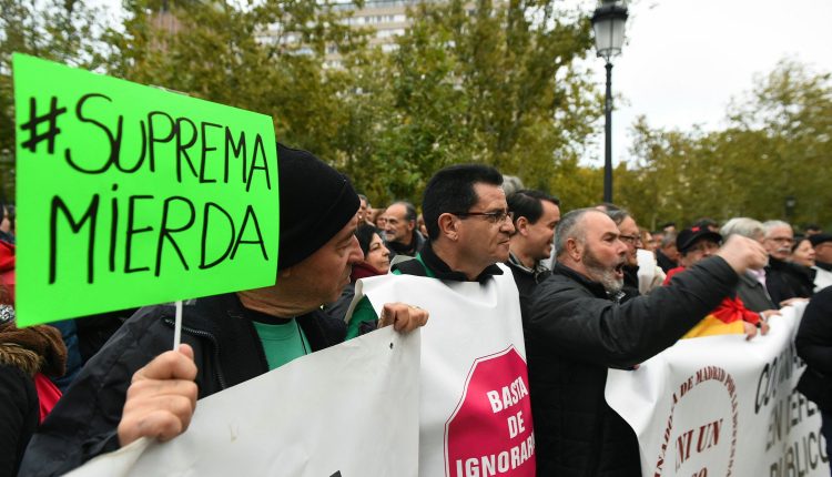 Unas 2.000 personas se han concentrado hoy ante la sede del Tribunal Supremo en Madrid para protestar contra la sentencia que establece que los hipotecados paguen el impuesto de actos jurídicos documentados, una decisión contra la que se han celebrado actos en otras muchas ciudades de España.