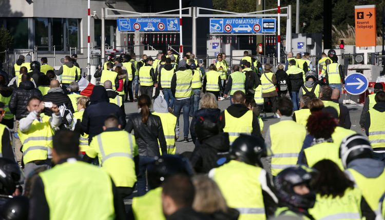 Activistas de 'los chalecos amarillos' en una protesta del domingo en Antibes, el sur de Francia.