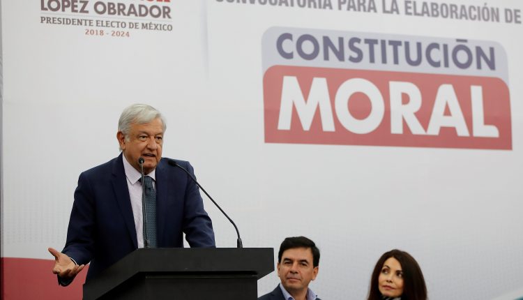El presidente electo de México, Andrés Manuel López Obrador, habla durante un acto acompañado por el próximo portavoz de la Presidencia, Jesús Ramírez, y la ciudadana Verónica Velasco en Ciudad de México (México).