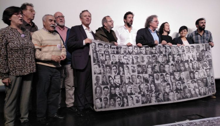 Representantes de los colectivos por la memoria histórica junto a varios parlamentarios en el acto #NiValleNiAlmudena en el Auditorio Marcelino Camacho de CCOO en Madrid.