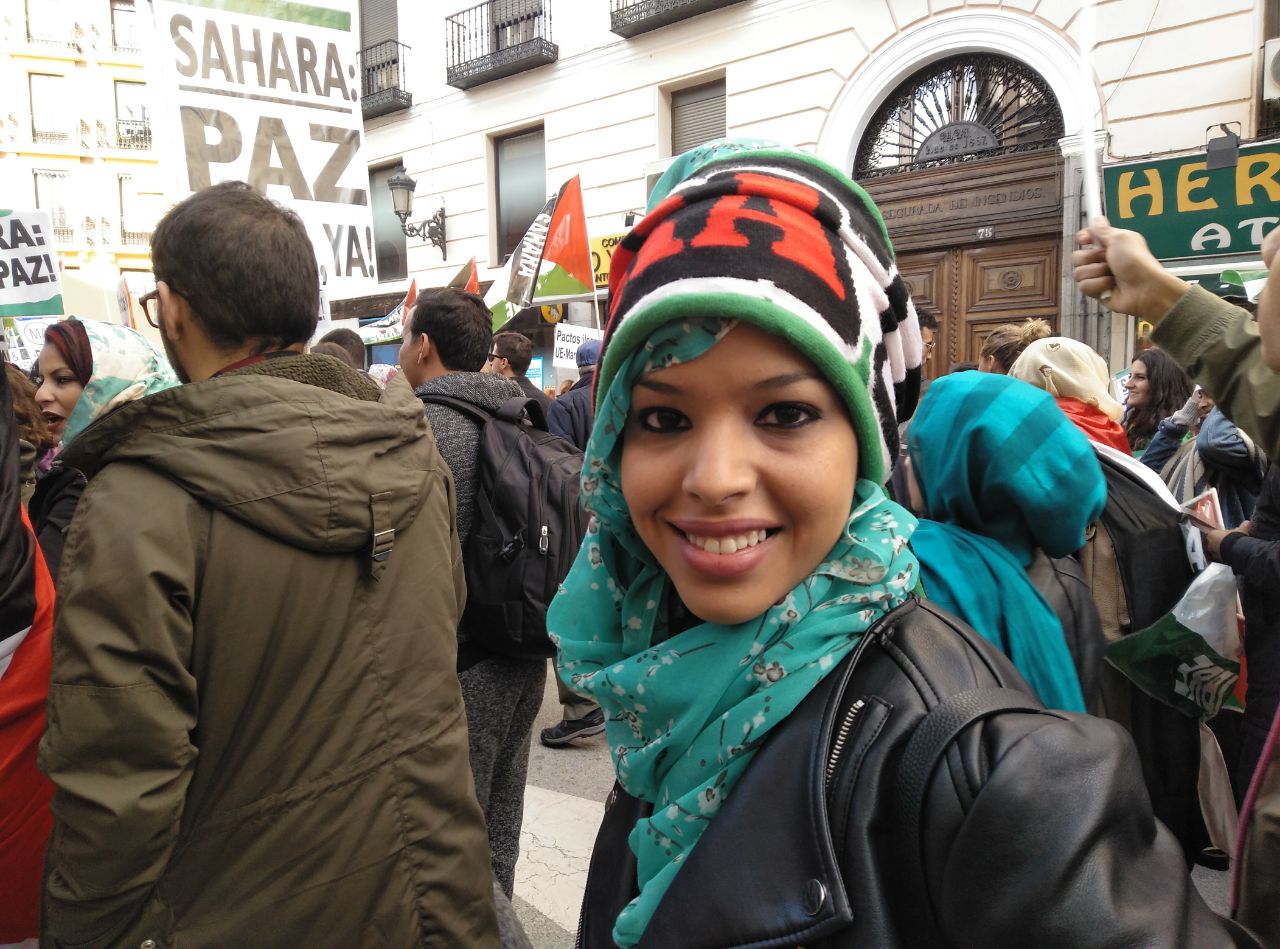 La periodista saharaui Ebaba, durante la marcha./