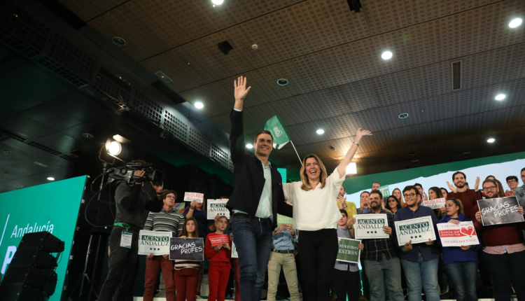 El presidente del Gobierno, Pedro Sánchez, y la presidenta andaluza, Susana Díaz, en el acto de campaña de este martes en Marbella. andaluzas