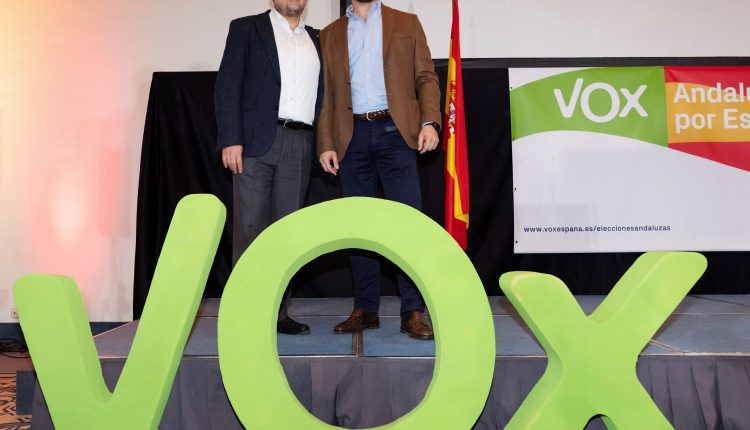 El presidente de Vox, Santiago Abascal (d), y el candidato a la presidencia de la Junta de Andalucía, Francisco Serrano, en rueda de prensa hoy en Sevilla donde ha asegurado que su formación "nunca" va a ser un "obstáculo" para que haya en Andalucía una mayoría alternativa./ Efe