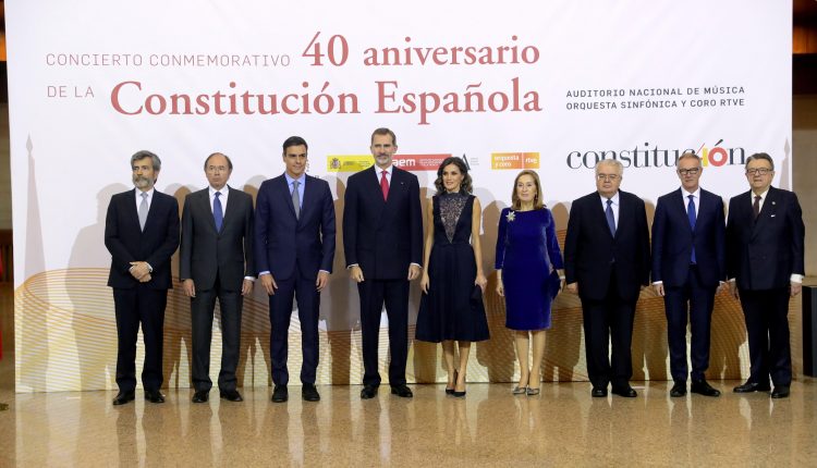 Los Reyes Felipe y Letizia junto a los presidentes del Gobierno, Pedro Sánchez (3i); del Congreso, Ana Pastor (4d); del Senado, Pio García Escudero (2i); el ministro de Cultura, José Guirao (2d); el presidente en funciones del Consejo General del Poder Judicial (CGPJ), Carlos Lesmes (i); el presidente del Tribunal Constitucional, Juan José González Rivas (3d) y el ponente de la Constitución Miguel Herrero y Rodríguez de Miñón (d) a su llegada al concierto conmemorativo del 40 aniversario de la Constitución en el Auditorio Nacional de Madrid. Constitución moribunda