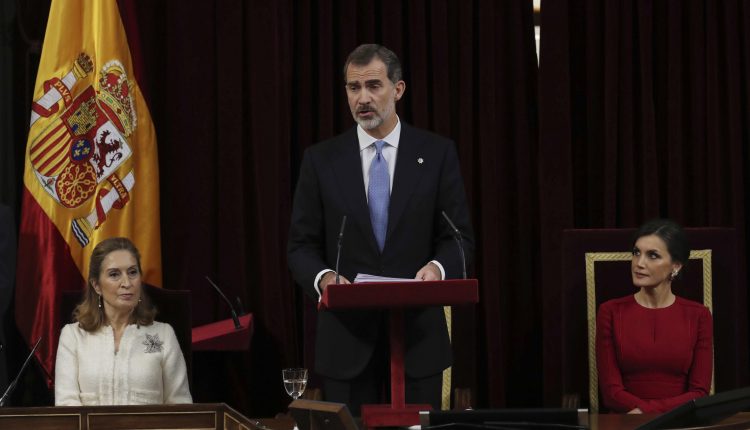 El rey Felipe VI, la reina Letizia, y la presidenta del Congreso Ana Pastor, en el hemiciclo del Congreso de los Diputados, en el que se celebra esta mañana la solemne conmemoración del 40 aniversario de la Constitución.