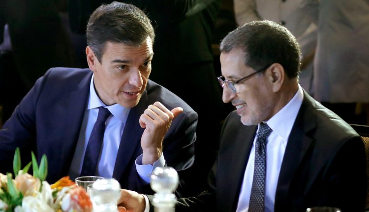 El presidente del Gobierno español, Pedro Sánchez (i), y el presidente del Gobierno de Marruecos, Saadeddine Othmani (d), durante la reunión bilateral que mantuvieron en el marco de la Cumbre mundial de migraciones para firmar el "Pacto Global".