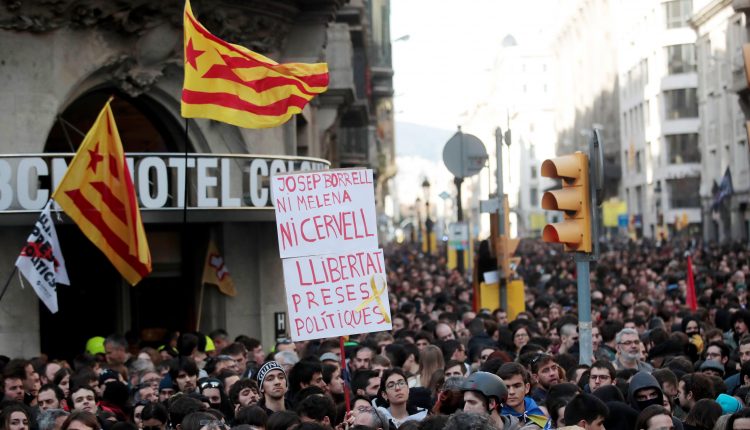 Mossos d´Esquadra frente a simpatizantes independentistas