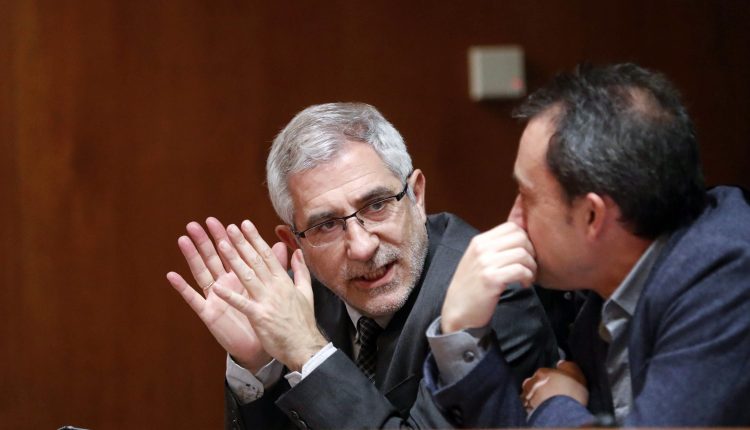 El líder de Izquierda Abierta, Gaspar Llamazares conversa con el diputado de la coalición Ovidio Zapico (d), durante el pleno de hoy de la Junta General del Principado.