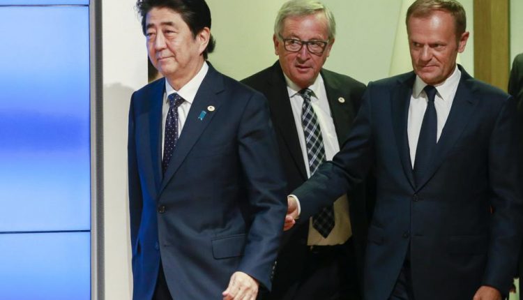 El primer ministro japonés, Shinzo Abe, el presidente de la Comision Europea, Jean-Claude Juncker, el presidente del Consejo Europeo, Donald Tusk.