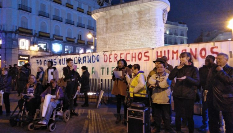Colectivos reivindican en la Puerta del Sol el cumplimiento de la Declaración Universal de los DDHH en su 70 aniversario.