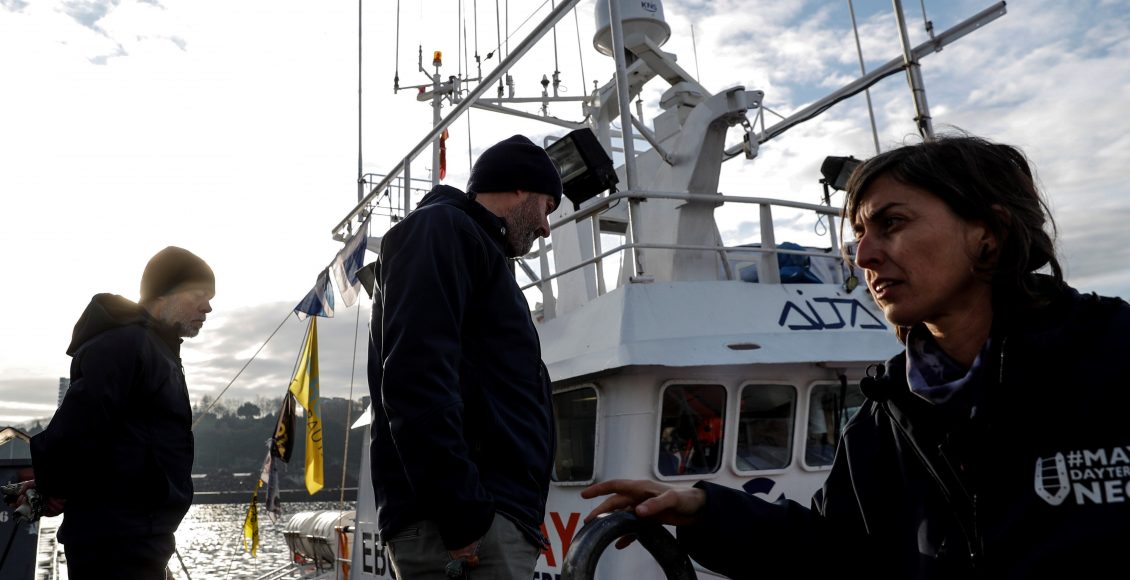 Los tripulantes del pesquero Aita Mari, que pretendía desplazarse al Mediterráneo tras la denegación del permiso de zarpar por parte de la Capitanía Martíma de Pasaia.