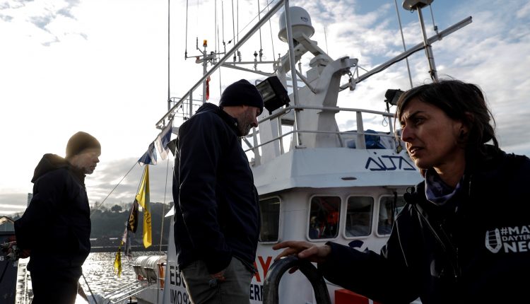 Los tripulantes del pesquero Aita Mari, que pretendía desplazarse al Mediterráneo tras la denegación del permiso de zarpar por parte de la Capitanía Martíma de Pasaia.