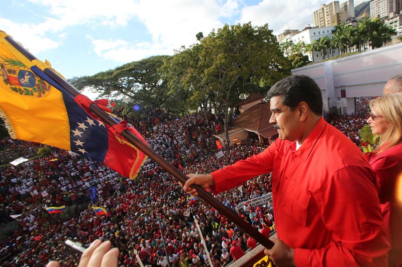 presidente de Venezuela, Nicolás Maduro, mientras da un discurso frente a simpatizantes este miércoles a las puertas del palacio presidencial de Miraflores, en Caracas (Venezuela). 