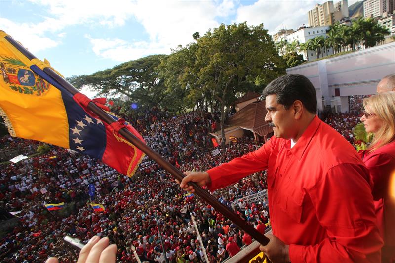 presidente de Venezuela, Nicolás Maduro, mientras da un discurso frente a simpatizantes este miércoles a las puertas del palacio presidencial de Miraflores, en Caracas (Venezuela).