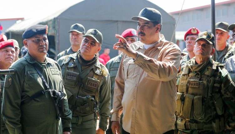 Fotografía cedida por prensa de Miraflores que muestra al presidente de Venezuela, Nicolás Maduro, mientras encabeza unas maniobras militares, en Caracas (Venezuela).