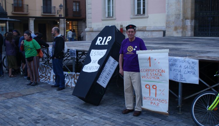 Ataúd por la muerte del Estado del bienestar durante el 15M en Palencia.