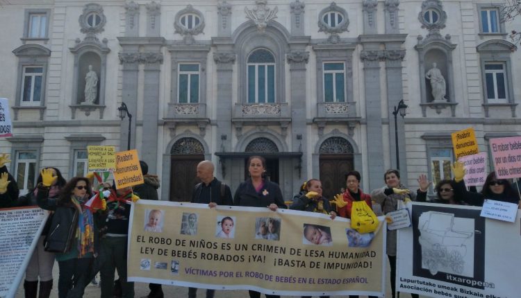 Las asociaciones de bebés robados en la manifestación de este sábado frente al Tribunal Supremo