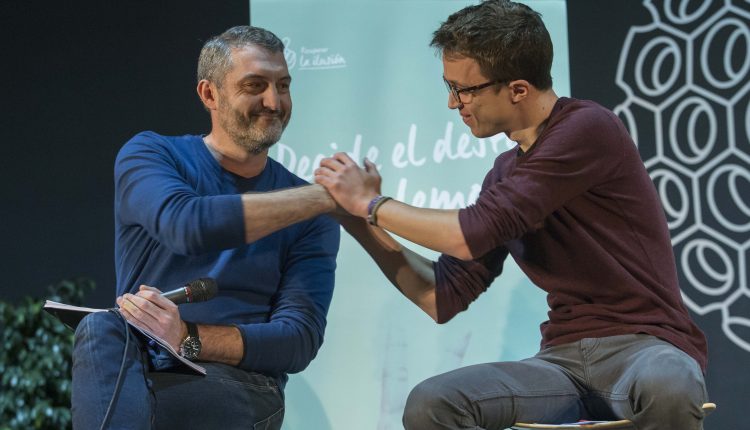 El secretario político de Podemos Íñigo Errejón, junto al secretario general de Podemos Murcia, Óscar Urralburu.