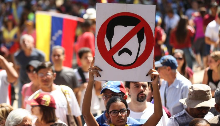 Ciudadanos venezolanos y simpatizantes participan en una manifestación en contra del presidente de Venezuela, Nicolás Maduro, y a favor del presidente de la Asamblea Nacional, Juan Guaidó, este sábado 2 de febrero de 2019, en Santiago (Chile). guaido