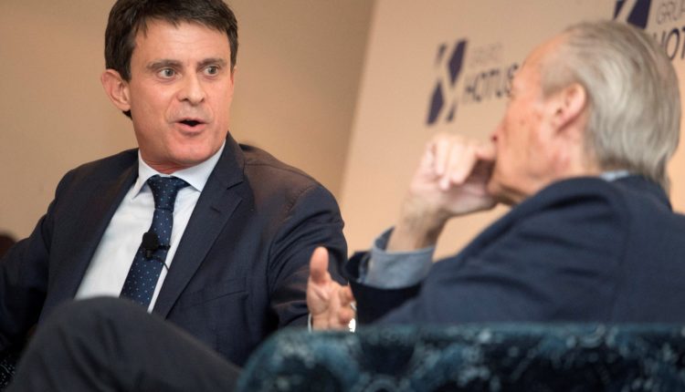 El exprimer ministro francés y candidato a la alcaldía de Barcelona, Manuel Valls (i), protagoniza un coloquio junto con el exministro Josep Piqué (d