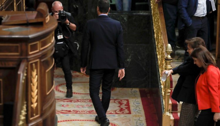 El presidente de Gobierno, Pedro Sánchez, abandonando el Congreso tras la segunda jornada del debate de las enmiendas a la totalidad del proyecto de Presupuestos Generales del Estado.