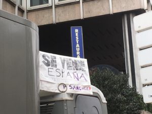 Carteles y banderas vistas en la concentración de Colón.