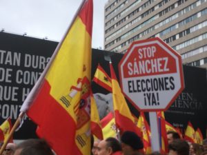 Carteles y banderas vistas en la concentración de Colón.