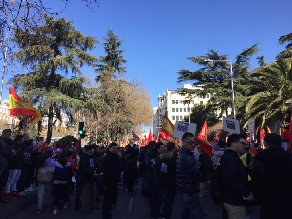 Manifestación de la comunidad china contra el BBVA. /Usera Antirrumores, Fu Yue.