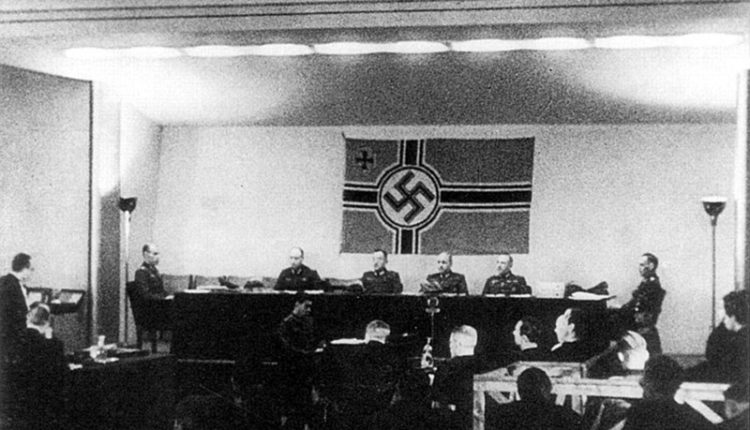 Imagen tomada por los propios nazis del tribunal militar que juzgó en la Maison de la Chimie al grupo dirigido por Conrad Miret.