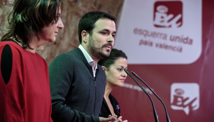 El coordinador federal de Izquierda Unida, Alberto Garzón (c), la coordinadora general de Esquerra Unida, Rosa Pérez Garijo (i), y la candidata de IU a las elecciones europeas Sira Rego en una rueda de prensa en Valencia.