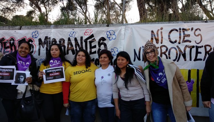 Mujeres frente al CIE de Aluche, en el primer acto hacia el 8M. /Fabiola Barranco.