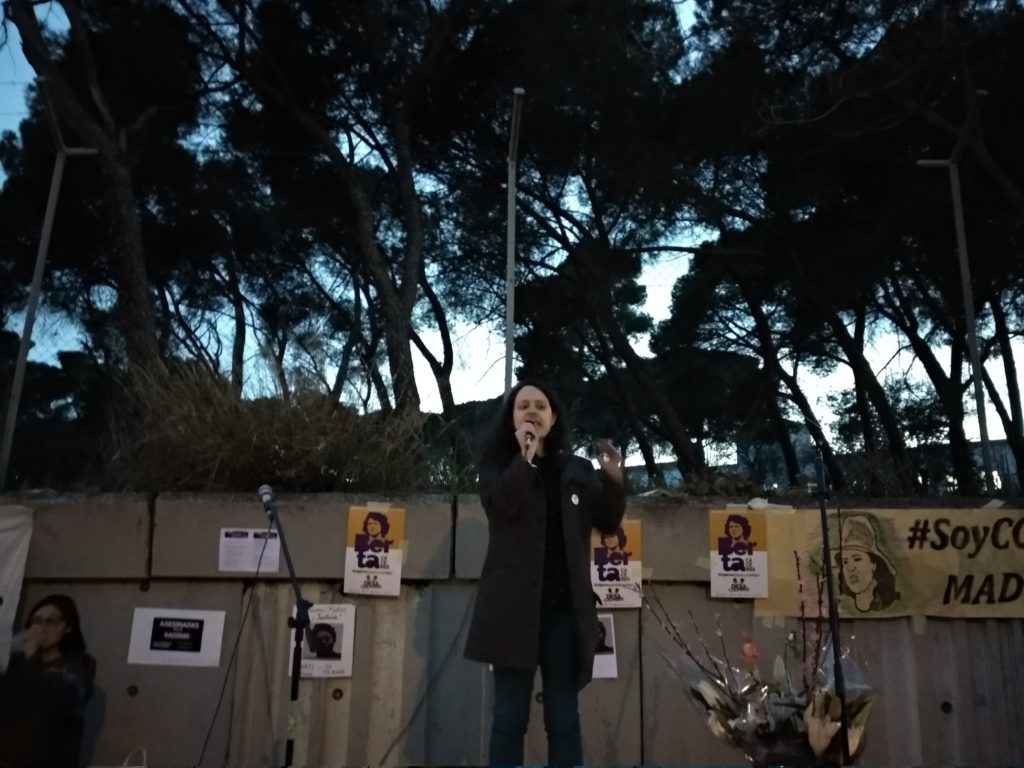 Mujeres frente al CIE de Aluche, en el primer acto hacia el 8M. /Fabiola Barranco. 