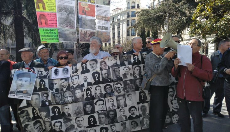 Víctimas y familiares del Encuentro estatal de colectivos de memoria y víctimas del franquismo a las puertas del Congreso de los Diputados.