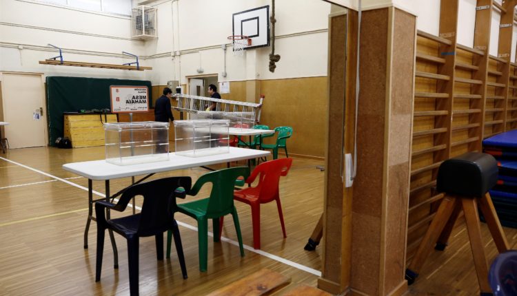 Instalación papeletas y urnas en colegios electorales