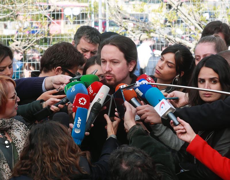 El lider de Podemos, Pablo Iglesias, contesta a las preguntas de los periodistas tras votar en las en el colegio Público de La Navata