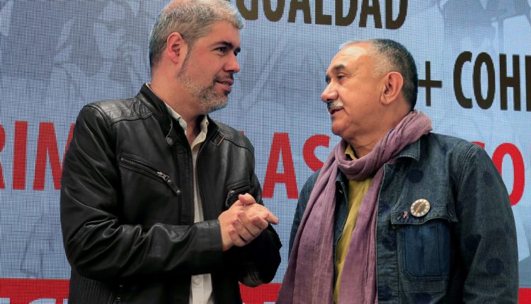 Los secretarios generales de CCOO y UGT, Unai Sordo (i) y Pepe Álvarez , respectivamente, presentan los actos y manifestaciones que ambos sindicatos han organizado en todo el país para el Primero de Mayo bajo el lema "1 de Mayo: + derechos + igualdad + cohesión. Primero las personas".