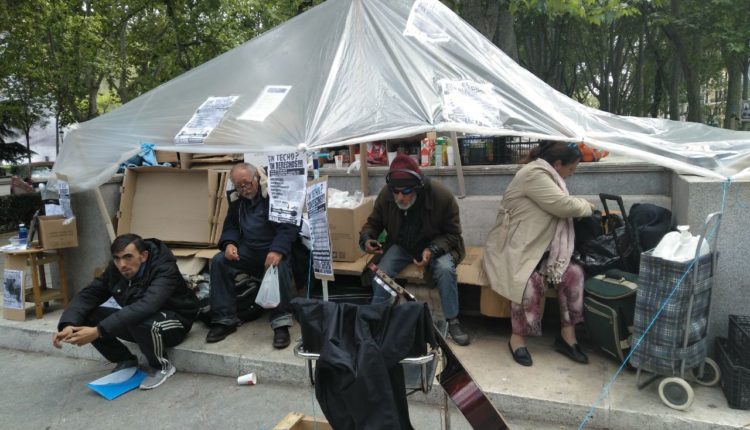 Acampada de personas sin hogar frente al Ministerio de Sanidad en Madrid./