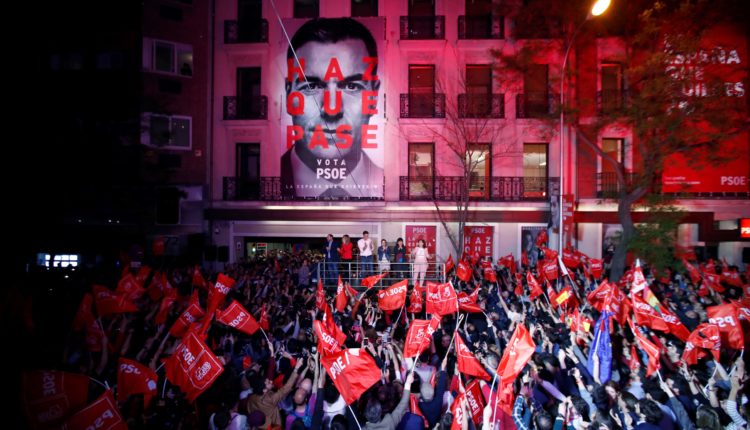 Vista del exterior de la sede del PSOE en Madrid, donde se celebraron los resultados electorales del domingo. Los socialistas españoles (PSOE), liderados por el presidente Pedro Sánchez elecciones
