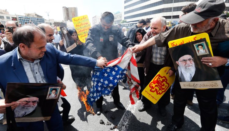 Manifestantes iraníes queman banderas estadounidenses durante una protesta contra la administración Trump y en apoyo al Gobierno iraní, el pasado viernes en Teherán (Irán). Crisis de Irán