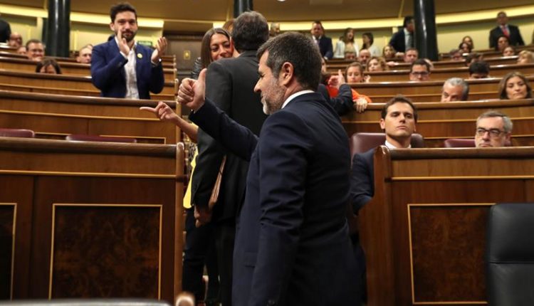 Los diputados electos en prisión preventiva Jordi Sánchez (en primer término) y Jordi Turull (segundo término, de espaldas), pasan ante los diputados de Ciudadanos, José Manuel Villegas (d) y Albert Rivera