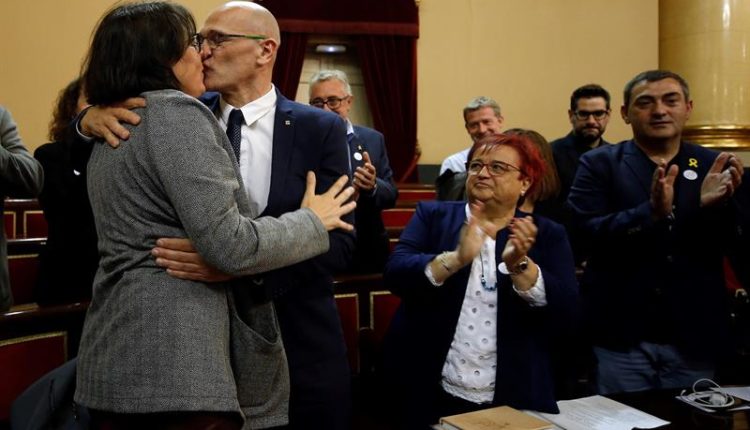 El senador de ERC Raúl Romeva, que se encuentra en prisión provisional, besa a su esposa, Diana Riba