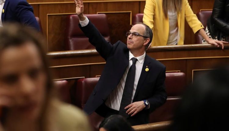 El diputado de JxCat Jordi Turull, que se encuentra en prisión provisional, se despide desde el escaño al finalizar la sesión constitutiva de las nuevas Cortes Generales