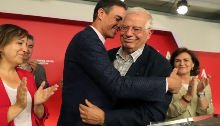 El presidente del Gobierno en funciones, Pedro Sánchez, y el candidato socialista a las elecciones europeas, Josep Borrell en sede del PSOE en Madrid./ JuanJo Martín europeas euroescéptico