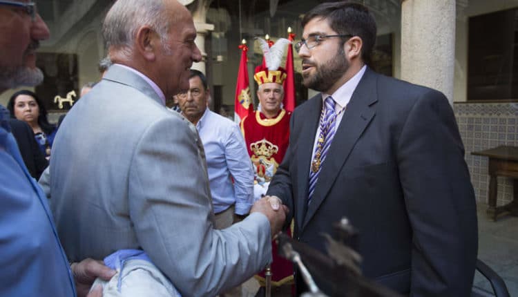 El candidato no oficial del PP de Ávila, Jesús Manuel Sánchez Cabrera, el día que se hizo con la presidencia de la Diputación, saludando al anterior presidente, Agustín González. / EFE