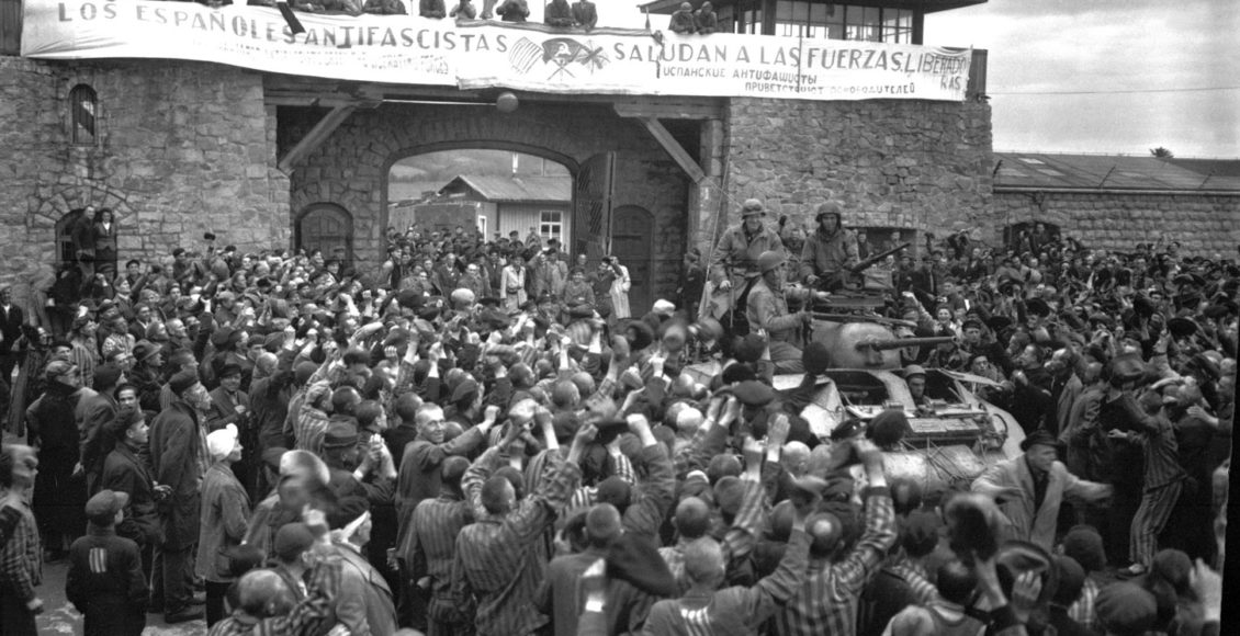 Prisioneros españoles junto a otros prisioneros de Mathausen en la liberación de campo de concentración llevada a cabo por los aliados en 1045 campos nazis