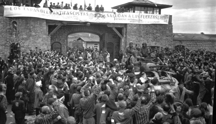 Prisioneros españoles junto a otros prisioneros de Mathausen en la liberación de campo de concentración llevada a cabo por los aliados en 1045 campos nazis