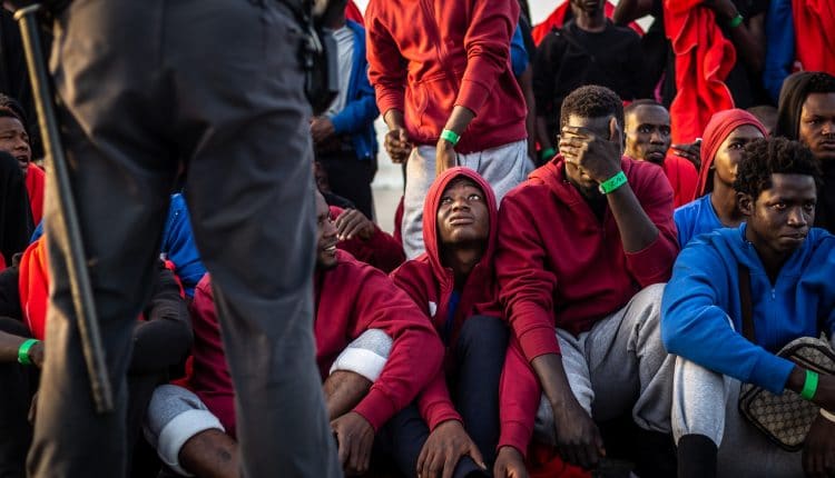 Un grupo de inmigrantes es custodiado por la Policia Nacional en el puerto de Algecrias. solicitudes de asilo