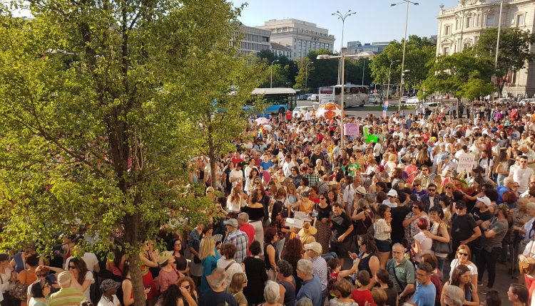 Concentración de este sábado por la tarde frente al Ayuntamiento en apoyo a Manuela Carmena./