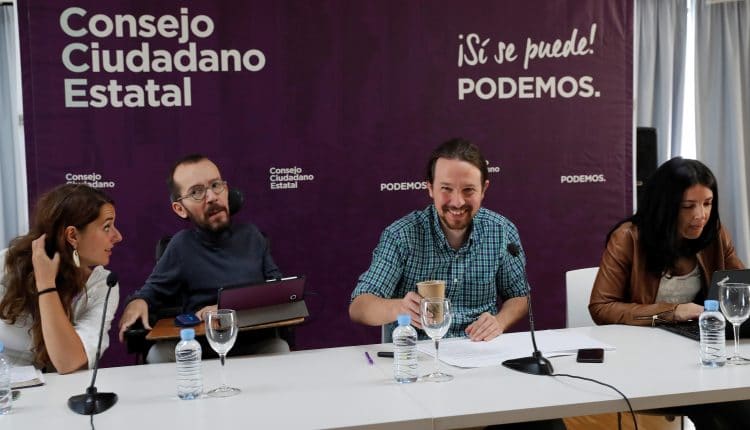 Pablo Iglesias, y Pablo Echenique, secretario de organización de Podemos,. EFE/Chema Moya
